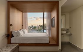 Garde And Warders Hotel